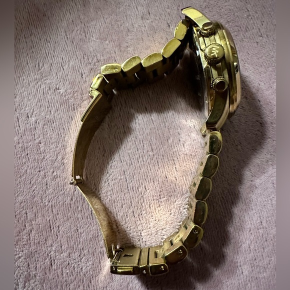 Michael Kors Watch - Gold in great condition! - Picture 6 of 10